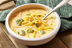 طرز تهیه یک سوپ خوش طعم و متفاوت، با ترکیب باور نکردنی بروکلی و پنیر چدار!