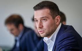 فرانسه: رهبر یک حزب سیاسی هنگام امضای کتاب جدیدش مورد حمله تخم مرغ قرار گرفت