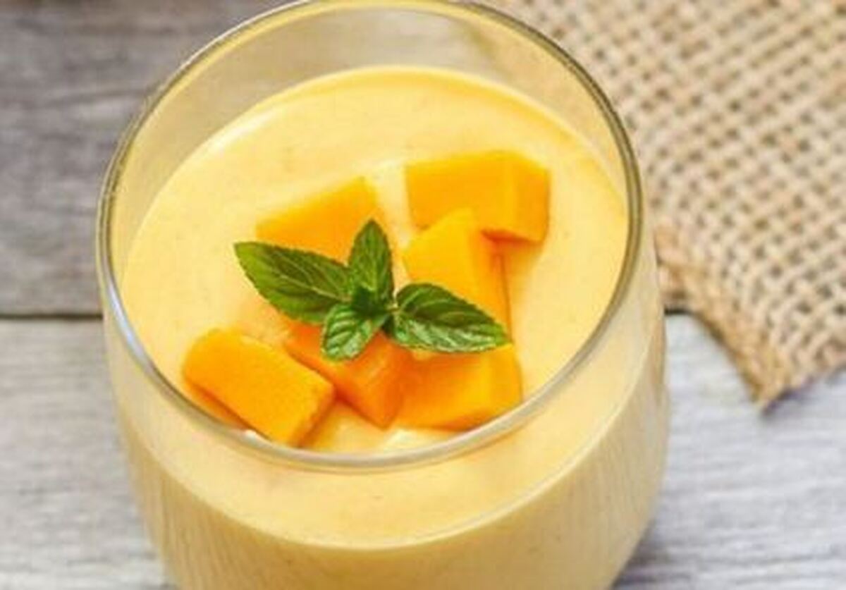 دسر خوشرنگ و جذاب کرم انبه مناسب برای شب یلدا و دورهمی‌ها