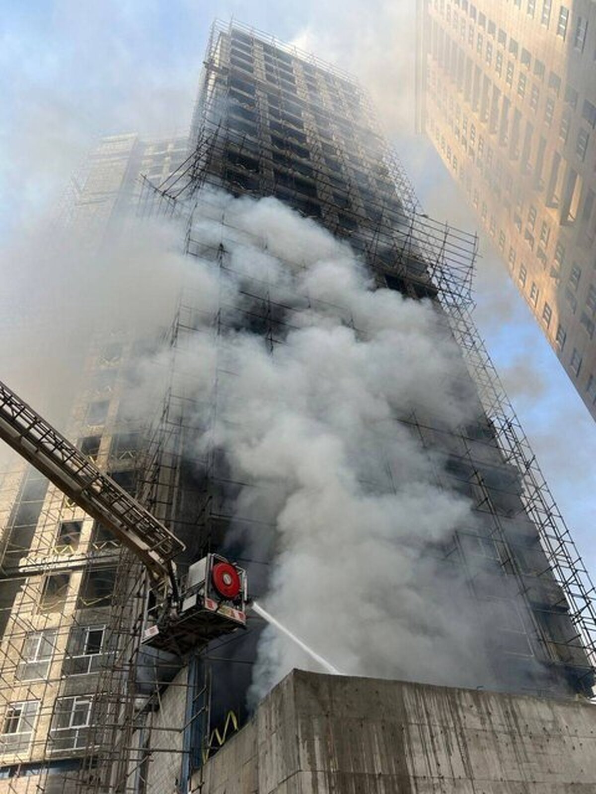 جزئیات نجات ۳۰ نفر از حادثه آتش سوزی برج ۲۰ طبقه در پایتخت