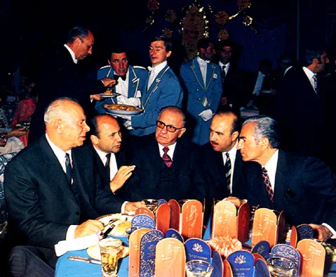 جشنهای ۲۵۰۰ ساله؛ نمایش تمدن ایران یا ضیافتی فرانسوی در قلب تختجمشید؟ جشنهای ۲۵۰۰ ساله؛ نمایش تمدن ایران یا ضیافتی فرانسوی در قلب تختجمشید؟
