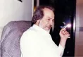 تصویری غم انگیز از ایرج قادری با کمر خمیده در کنار مزار پسرش!