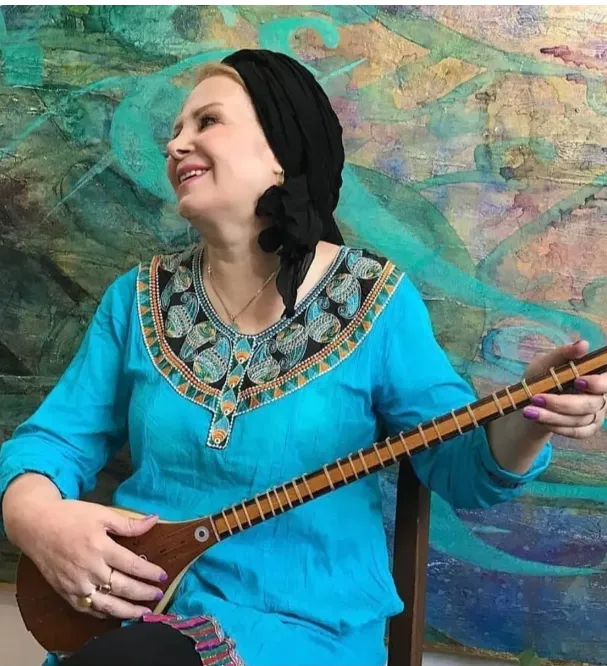 تصویری از سه تار نوازی شورانگیز طباطبایی با لباس سنتی که وایرال شد!