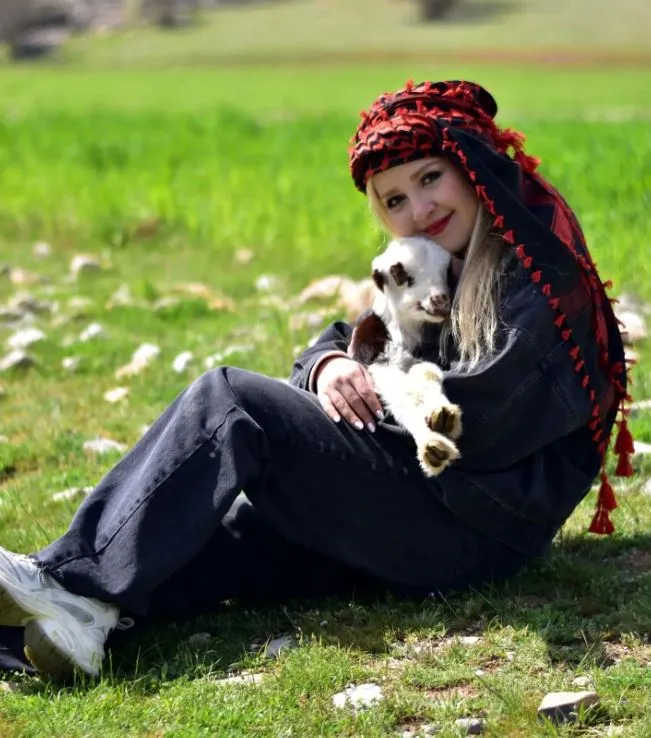 عکس پربازدید کیمیا رفیق با یک برغاله در بغلش! عکس پربازدید کیمیا رفیق با یک برغاله در بغلش!