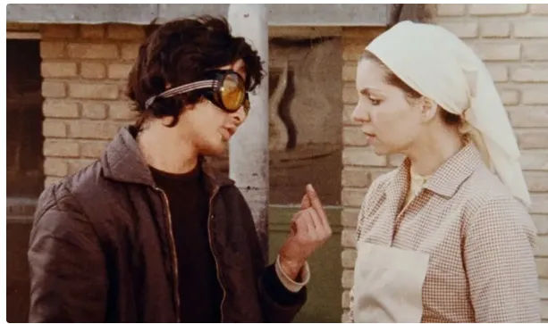 سعید کنگرانی با یک عینک عجیب در حال خوش و بش با فروزان؛ سال ۱۳۵۷ سعید کنگرانی با یک عینک عجیب در حال خوش و بش با فروزان؛ سال ۱۳۵۷