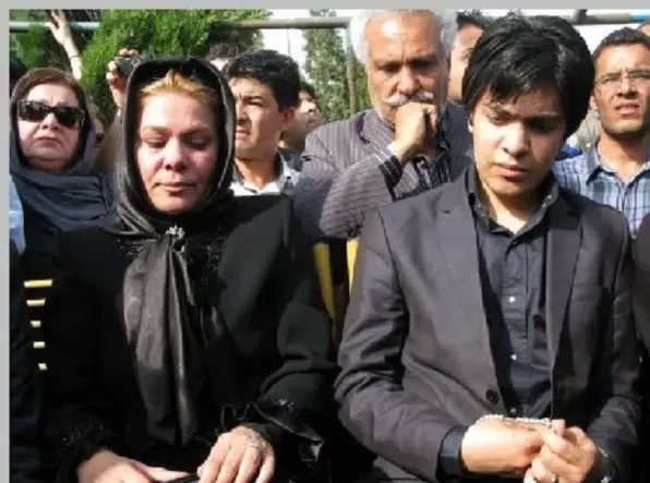 قاب تلخ و خاطره‌انگیز از پسر و همسر ایرج قادری در مراسم ختمش؛ سال ۱۳۹۱