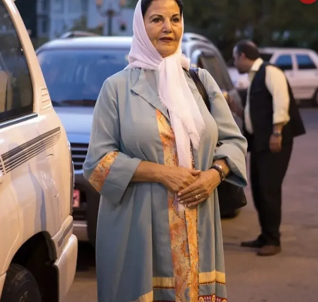عکس خیابانی پوری بنایی با استایل رنگ روشن و شیک!
