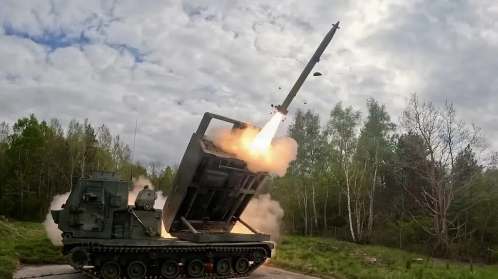 موشک‌های آمریکایی در آسمان تغییر مسیر می‌دهند؛ قابلیت تازه سامانه HIMARS آزمایش شد