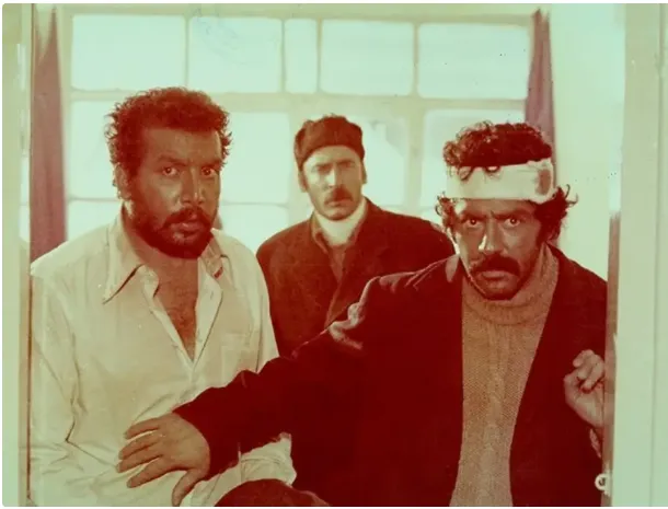 بهمن مفید با سر شکسته در کنار فرامرز قریبیان؛ سال ۱۳۵۷+عکس