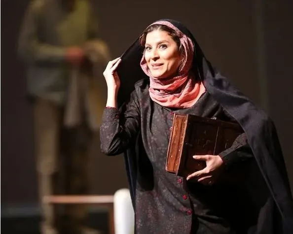 سحر دولتشاهی با چادر رنگی در یک فیم قدیمی+عکس سحر دولتشاهی با چادر رنگی در یک فیم قدیمی+عکس