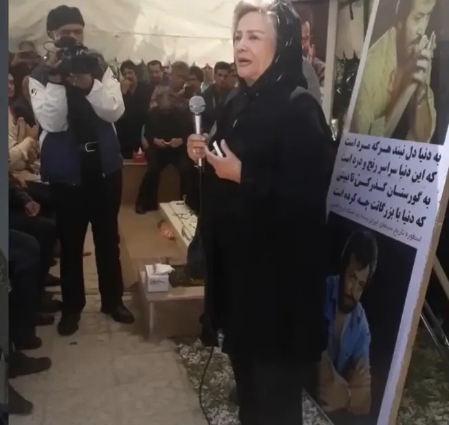عکس کمتر دیده‌شده از تهمینه اطمینان‌مقدم در مراسم یادبود ایرج قادری