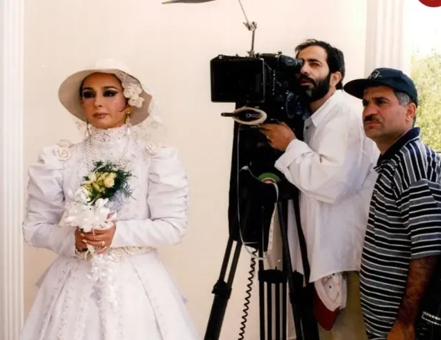 ماهایا پطروسیان با میکاپ و لباس عروس به سبک دهه ۸۰ در پشت صحنه یک فیلم ماهایا پطروسیان با میکاپ و لباس عروس به سبک دهه ۸۰ در پشت صحنه یک فیلم