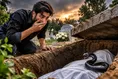 کیف گمشده در قبر مادر؛ جوانی که با صحنه‌ای هولناک روبه‌رو شد