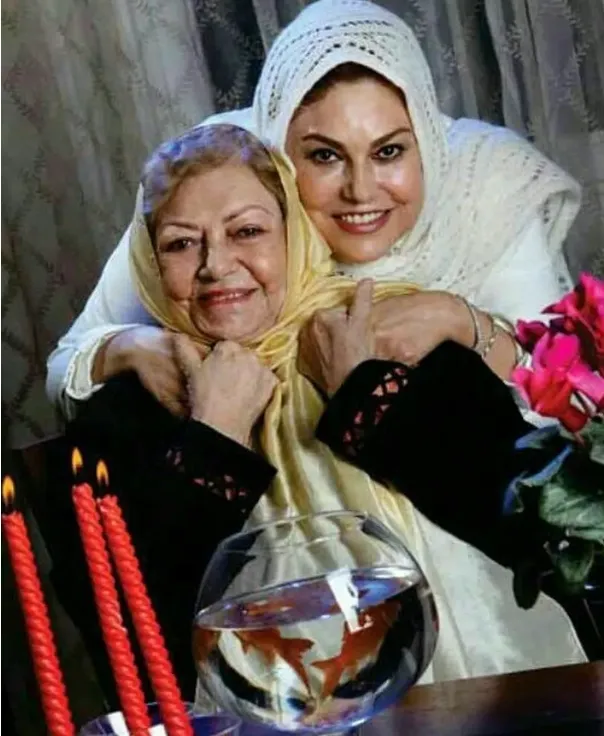 ژست صمیمانه حمیده خیر آبادی و مهرانه مهین ترابی در کنار سفره هفت سین!