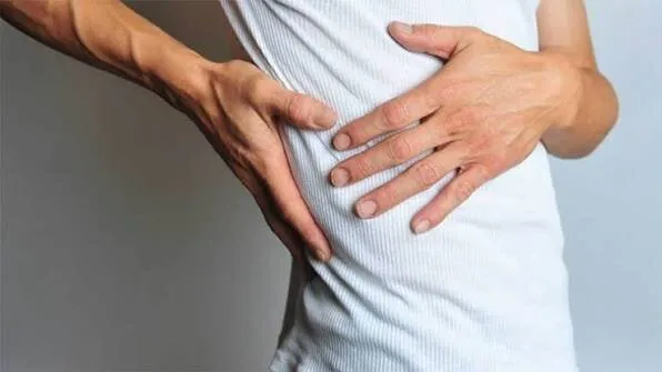 چرا زیر دنده راست درد می‌گیرد؟ با علت‌های احتمالی این درد آشنا شوید