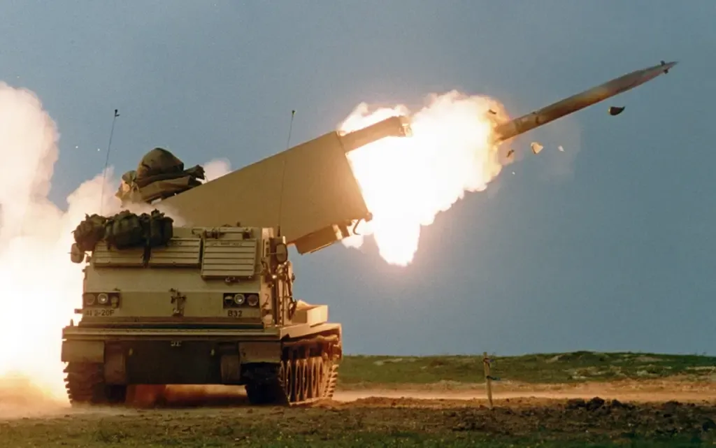 موشک‌های آمریکایی در آسمان تغییر مسیر می‌دهند؛ قابلیت تازه سامانه HIMARS آزمایش شد