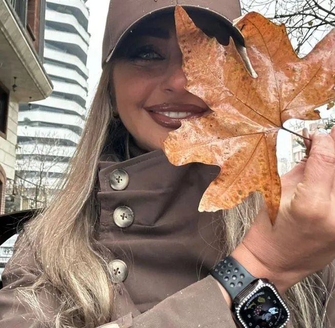 عکس پاییزی نفیسه روشن با برگ درختان! عکس پاییزی نفیسه روشن با برگ درختان!