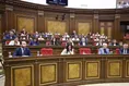 در جریان درگیری بین نمایندگان در پارلمان ارمنستان، از صندلی استفاده شد