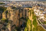 دره‌ای زیبا، اما وحشتناک و هیجان انگیز در روندا شهر قدیمی اسپانیایی