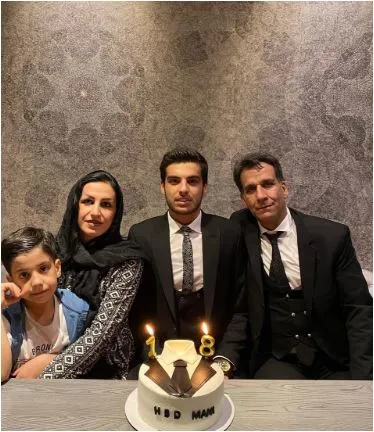 مانی رحمانی در قاب خانوادگی؛ عکس‌های تولد بازیگر «بچه مهندس» حسابی دیدنی شد!