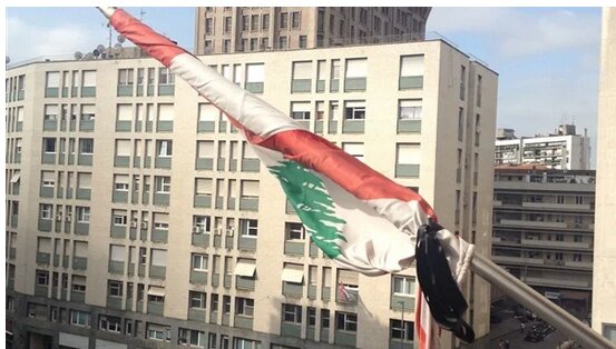 نیمه افراشته شدن پرچم لبنان در مقرهای ریاست‌جمهوری و نخست‌وزیری لبنان