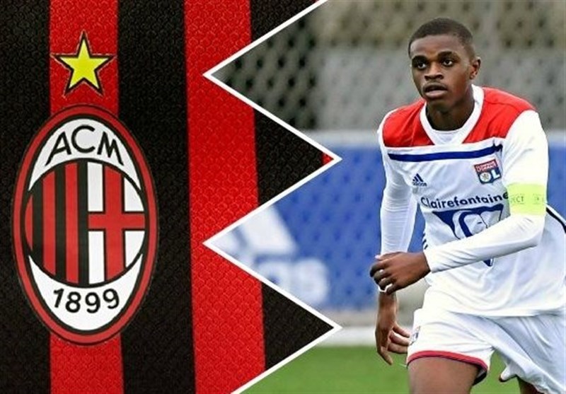 میلان رسماً با دفاع راست لیون قرارداد بست