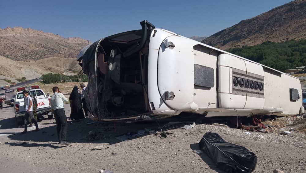تصادف اتوبوس و تریلر در محور بروجن اصفهان ۳ کشته و ۶ مصدوم داشت