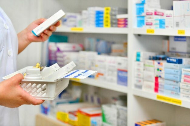 اختصاص ٨ میلیارد دلار ارز ۴٢٠٠ تومانی به کالاهای اساسی و دارو در سال آینده