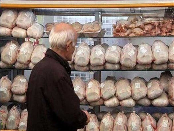  فروش مرغ بیش از ۲۷هزارتومان گرانفروشی است/برخی استان ها راه خروج مرغ را بسته اند