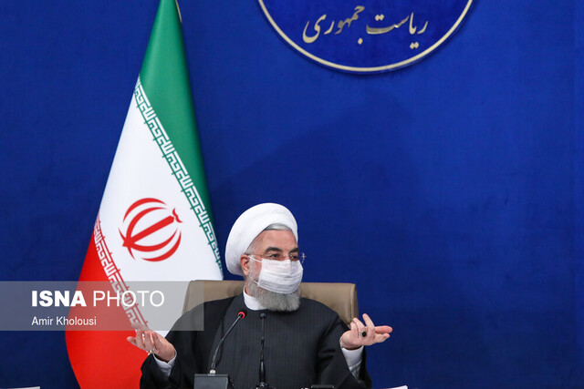  روحانی: اگر روزی انتخابات از نظر مردم بیفتد، به معنای پایان انقلاب است روحانی: اگر روزی انتخابات از نظر مردم بیفتد، به معنای پایان انقلاب است  رئیس جمهور از ۱۲ فروردین و روز جمهوری اسلامی به عنوان یکی از افتخارات مهم نظام اسلامی، انقلاب اسلامی و معماری معمار کبیر انقلاب اسلامی نام برد و گفت: تفسیر ۱۲ فروردین یعنی اینکه میزان رای ملت است.  به گزارش ایسنا، حجت‌الاسلام والمسلمین حسن روحانی روز چهارشنبه و در آستانه ۱۲ فروردین ماه روز جمهوری اسلامی طی سخنانی در جلسه هیات دولت، از جمهوریت، اسلامیت و ایران به عنوان سه پایه و رکن اصلی نظام جمهوری اسلامی نام برد و افزود: این سه در کنار یکدیگر جمهوری اسلامی ایران را می سازند.  روحانی افزود: ۱۲ فروردین و حضور مردم در پای صندوق های رای ۴۷ روز پس از پیروزی انقلاب اسلامی و رای به نظام جمهوری اسلامی، نشان داد که اداره کشور ایران در اختیار مردم است و این مردم هستند که بالاترین مقام های کشور و مدیریت کشور را با رای خود برمی گزینند و انتخاب می کنند.  رئیس جمهور با بیان اینکه همه حرکت های انقلابی در کشور برای این بوده که مردم بتوانند انتخاب کنند و کسی به مردم رای و چیزی را تحمیل نکند، افزود: خدای نکرده اگر انتخاباتی داشته باشیم که مشارکت حداکثری در آن نباشد ضربه بسیار بزرگی به راه و روشی زده ایم که در۱۲ فروردین انتخاب کردیم.  روحانی از انتخابات به عنوان یکی از مسائل و موضوعات مهم پیش روی کشور نام برد و افزود: انتخابات از اهمیت بالایی برخوردار است و تا مشارکت در انتخابات و صندوق رای هست، نظام جمهوری اسلامی با همین قدرت و شکوه خواهد بود.  رئیس جمهور تاکید کرد: اگر روزی انتخابات از نظر مردم بیفتد که ان‌شاءالله هیچوقت به چنین روزی نرسیم، به معنای پایان تمام حرکت ها و انقلاب ها در کشور است.  روحانی با بیان اینکه همه باید منافع ملی کشور را مد نظر قرار دهیم، راه حل مشکلات پیچیده در این کشور را فقط اصل ۵۹ قانون اساسی برشمرد و افزود: ۱۲ فروردین و روز جمهوری اسلامی که به آن افتخار می کنیم، یک همه پرسی و رفراندوم است.  رئیس جمهور با بیان اینکه امروز اداره کشور در اختیار مردم است و این مردم هستند که بالاترین مقام ها و مدیریت کشور را با آرای خودشان برمی‌گزینند، گفت: تمام انقلاب‌ها در ایران از زمان میرزای شیرازی بزرگ در این ۱۵۰، ۱۶۰ سال اخیر برای این بود که مردم بتوانند انتخاب کنند و کسی رای و نظری را به مردم تحمیل نکند. بنابراین ۱۲ فروردین روز بسیار مهمی در مردم سالاری اسلامی در کشورمان است.  روحانی انتخابات را یکی از مسائل بسیار مهمی که این دولت تا پیش از پایان دوره فعالیت خود پیش‌رو دارد، عنوان کرد و گفت: ۱۲ فروردین به عنوان نماد انتخابات و تعیین کننده بودن رای مردم در نظام جمهوری اسلامی یک روز نیست بلکه یک فرهنگ، یک راه و مسیر برای حل معضلات پیچیده و اساسی در کشور است. ان شاءالله بتوانیم پیرو این راه باشیم و آن را ادامه دهیم.  رئیس جمهور اظهار داشت: اولین مساله‌ای که در ۴ ماهه باقیمانده از عمر دولت پیش‌روی ماست برگزاری یک انتخابات باشکوه و پرشور است و همه باید تلاش کنیم یک انتخابات پرشور برگزار شود، به گونه‌ای که همه مردم احساس کنند یک نماینده‌ای در انتخابات دارند. از هر تفکری یک کاندیدا در انتخابات حضور داشته باشد تا مردم تشویق شوند پای صندوق آرا بیایند و زحمت ایستادن پای صندوق را به عنوان عبادت تلقی کنند.  روحانی با بیان اینکه نباید از انتخاب مردم بترسیم، تصریح کرد: هر چه مردم انتخاب کنند، مبارک است. باید این را قبول کنیم و اگر این را در مغزمان بگنجانیم منتخب مردم هر که باشد و از هر جناح و طرز تفکری که باشد برای ما مبارک است. ما نیازمندیم و البته همیشه نیاز داشتیم که ۱۲ فروردین را تکرار کنیم.  رئیس جمهور دومین موضوع  مورد توجه در ماه های پایانی دولت دوازدهم را سلامت مردم دانست و خاطرنشان کرد: انصافاً همه در عرصه مقابله با کرونا به میدان آمدند و تلاش فوق‌العاده‌ای داشتند که صمیمانه از همه به ویژه کادر درمان تشکر می‌کنم.  روحانی ادامه داد: در اوایل شیوع کرونا حتی در تامین ماسک و الکل مشکل داشتیم اما تولیدکنندگان و بخصوص شرکت‌های دانش‌بنیان کشور هر چه نیاز داشتیم ساختند و امروز نیز در حال تلاش برای به ثمر رساندن واکسن‌های داخلی هستند. خیلی امیدواریم تا اول تابستان بتوانیم از واکسن داخلی هم استفاده کنیم.  رئیس جمهور مساله مهم دیگر پیش روی دولت دوازدهم در ۴ ماه آینده را مسأله تحریم برشمرد و با بیان اینکه اخیرا یک نگرانی‌ در این رابطه پیدا کرده‌ام، گفت: تا امروز مقصر ۱۰۰ درصد داستان تحریم، آمریکا بود. هیچ کس نمی‌تواند تردید کند. در دوره ترامپ آنها بر خلاف انسانیت تحریم کردند و حتی دیروز شنیدیم که در موضوع واردات مرغ، ایران را تحریم کردند که این نهایت خباثت بود و دیگر خبیث‌تر از آن دولت آمریکا در تاریخ نمی‌توانید پیدا کنید.  روحانی با اشاره به اینکه دولت جدید آمریکا تغییر شیوه داده است، اضافه کرد: اگر حواس‌مان جمع نباشد، ممکن است اینها با تبلیغات و به تدریج به مردم ما بگویند که ما آماده مذاکره هستیم و این ایران است که امروز و فردا می‌کند. نباید بگذاریم این بهانه دست مردم و افکار عمومی بیافتد.  رئیس جمهور تاکید کرد: البته دولت جدید آمریکا تا حالا هیچ اقدام جدی عملی انجام نداده است. یکسری حرف‌ها زده است، منتها در عمل چیزی نمی‌بینیم باز هم همان تحریم و فشار است. ما به آنها گفتیم اگر قبول دارید ترامپ تروریست بوده، که همه حرف‌هایتان باطل است و بی‌ربط حرف می‌زنید. اگر قبول دارید این آدم تروریست بوده پس یک ثانیه نمی‌توانید عمل تروریستی را ادامه دهید.  روحانی با بیان اینکه راه مقابله با این نگرانی فعال شدن ماست، تصریح کرد: باید بیش از این فعال شویم. روزانه باید دنبال مذاکره و رفع تحریم باشیم. همانطور که رهبری فرمودند ما عجله نداریم. ۲ ماه هم گذشته است، ولی الان کسی ما را متهم به عجله نمی‌کند. روز اول اسفند اگر می‌رفتیم ممکن بود بگویند چرا عجله؟ اما دیگر در فروردین عجله تمام شد و بعد از این دیگر گذر زمان بدون رفع تحریم‌ها فرصت‌سوزی است.  رئیس جمهور با بیان اینکه آمریکایی‌ها دروغ می‌گویند که بازگشت آنها به تعهدات‌شان و رفع تحریم‌ها ۲ تا ۳ ماه زمان نیاز دارد، اظهار داشت: بازگشت آمریکایی‌ها به تعهدات‌شان و رفع تحریم‌ها با یک فرمان و در یک ساعت قابل انجام است. این موضوع فقط نیاز به اراده دارد و اگر اراده جدی باشد، آمریکا هم می‌تواند در یک روز به کل تعهداتش برگردد و ما هم می‌توانیم به کل تعهدات‌مان برگردیم. با شعار و مصاحبه کار درست نمی‌شود، آمریکایی‌ها باید در مقام عمل و با همه توان به میدان بیایند.  روحانی گفت: در تمام این ۴ ماه در هر لحظه و هر ساعت برای رفع تحریم‌ها و بازگشت به تعهدات آماده‌ایم و این را وظیفه خودمان می‌دانیم که تحریم برداشته شود و یک روز تأخیر را در این جهت جایز نمی‌دانیم، بلکه خلاف شرع و قانون و قانون اساسی و نظر مردم می‌دانیم. مجری دولت است و دولت هم آماده است برای اینکه این اقدام بزرگ را انجام دهد.  رئیس جمهور در ادامه سخنان خود تامین اقلام اساسی مورد نیاز مردم با قیمت مناسب را دیگر وظیفه دولت در مدت زمان باقیمانده از فرصت خدمت عنوان کرد و افزود: بارها گفته ایم صد قلم کالای مورد نیاز مردم است و این صد قلم کالا باید به راحتی و با قیمت مناسب در اختیار مردم قرار بگیرد.  روحانی با تاکید بر اینکه مشکل غیرقابل حلی در این زمینه وجود ندارد، گفت: در جلسه دیروز ستاد تنظیم بازار نیز مقرر شد وزرای صمت و جهادکشاورزی بیشتر بر روی این مساله متمرکز شوند.  رئیس جمهور موضوع چهارم را تولید دانست و اظهار داشت: امسال سال تولید و پشتیبانی و رفع موانع تولید است. پارسال پنج‌شنبه‌های افتتاح‌ها را داشتیم که امسال نیز تا آخرین پنجشنبه فعالیت دولت ادامه خواهد یافت. برنامه‌های اولیه برای پشتیبانی از تولید و رفع موانع نوشته شده است و به زودی این برنامه‌ها تکمیل، تدوین و اعلام می‌شود تا به وظیفه‌مان در سال ۱۴۰۰ عمل کرده باشیم.