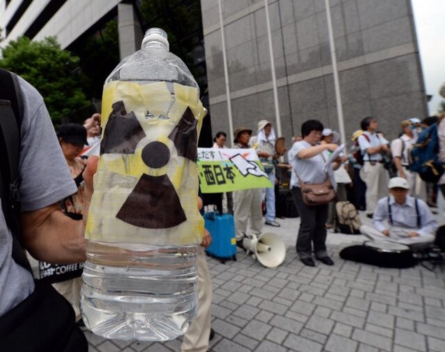 طعنه چین به ژاپن: لطفا اول خودتان یک جرعه از آب نیروگاه فوکوشیما بنوشید!