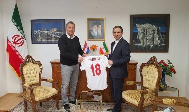 دراگان اسکوچیچ پیش از سفر به ایران در دیدار با سفیر ایران در کرواسی پیراهن تیم ملی را به وی اهدا کرد.