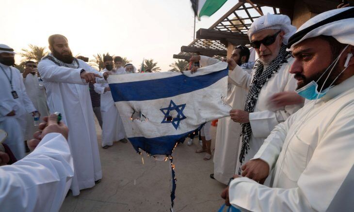 معترضان کویتی‌ در حمایت از فلسطین پرچم صهیونیست‌ها را به آتش کشیدند
