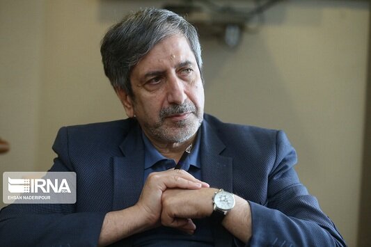دولت دوازدهم روز های پایانی خود را سپری می‌کند. مهم‌ ترین دلمشغولی های این روز های دولت، مساله رفع تحریم‌ ها و مدیریت اپیدمی کرونا است. در حالی کشور قصد شکستن کمر تحریم و کرونا را کرده که برجسته‌ ترین هنر دولت تدبیر و امید توان به کارگیری دیپلماسی عزت مندانه،استوار و نشان دادن قدرت ملی کشور در میز مذاکره بوده که به اذعان دوست و دشمن در این حوزه مسیر متفاوتی به نسبت گذشته در کشور طی شده و در نتیجه این سیاست، دولت آمریکا در زمان ترامپ نتوانست در شورای امنیت اهداف خود علیه ایران را به پیش ببرد.  دیپلمات‌ های کشور در وین در حال تلاش برای رفع کامل تحریم‌ ها علیه ملت ایران هستند. این تلاش‌ ها در حالی انجام می‌شود که مدیریت کرونا و واکسیناسیون سریع همه مردم کشور نیازمند رفع تحریم‌ ها و باز شدن دست دولت در زمینه تامین واکسن است. حجت الاسلام دکتر «حسن روحانی» به عنوان سکاندار دولت بارها در یک سال اخیر اعلام کرده که دولت دوازدهم کشور را بدون تحریم تحویل دولت بعدی خواهد داد؛ وعده‌ای که نشان دهنده قدرت مذاکراتی کشور در عرصه بین‌الملل است. البته اگر کارشکنی‌ های داخلی در این مسیر نبود قطعا تا به امروز کشور دچار تحریم نبود.  رییس جمهوری چهارشنبه هفته گذشته (پنجم خرداد) در جلسه هیات دولت احقاق حقوق مردم با رفع تحریم‌ ها را وظیفه بسیار مهم دولت برشمرد و خاطرنشان کرد: مذاکره کنندگان ما بسیار قاطع، متین و حساب شده در وین مذاکره می‌کنند و پیشرفت آنها قابل ملاحظه است. اصولی هم که مقام معظم رهبری به عنوان سیاست‌ های کلی مطرح فرمودند همیشه مدنظر ما و مذاکره کنندگان در وین هست.  دکتر روحانی تلاش‌ های دولت در زمینه توافق برجام را به سه بخش ایجاد، ابقا و احیای برجام تقسیم کرد و گفت: برجام از توافقات بسیار مهم بین‌المللی و یک چارچوب بسیار مهم برای همکاری، تعامل و امنیت کشورمان، منطقه و جهان است و همه این را به خوبی قبول دارند. افتخار می‌کنم که دولت دوازدهم به عهدی که به مردم داشته وفا کرده و امروز همه چیز برای توافق آماده است.  روحانی تصریح کرد: امروز اگر در وین آمده‌اند و در حال مذاکره هستند و قبول دارند که تمام تحریم‌ های اصلی را برخواهند داشت، به دلیل این افتخارات است. این بحث‌ هایی که می‌کنیم راجع به موارد جزیی است و گرنه در مسایل اصلی چون تحریم نفت، پتروشیمی کشتیرانی، بیمه، بانک مرکزی و بانک‌ها همه را قبول کرده‌اند و تمام شد. گام اصلی و بزرگ را برداشته‌ایم و توافق اصلی انجام شده است البته در مواردی هم در حال بحث هستیم تا به توافق نهایی برسیم، اما دولت کار را انجام داده است. سه ماه قبل همه ذهنم مشغول بود که آیا این دولت و ما می‌توانیم؟ ولی توانستیم کمر کرونا و تحریم را بشکنیم.  در گفتگو با دکتر «غلامرضا ظریفیان» استاد دانشگاه تهران و فعال سیاسی اصلاح طلب، کارنامه دولت در حوزه سیاست خارجی و تلاش برای رفع سایه تحریم از سر کشور را مورد بررسی قرار دادیم.