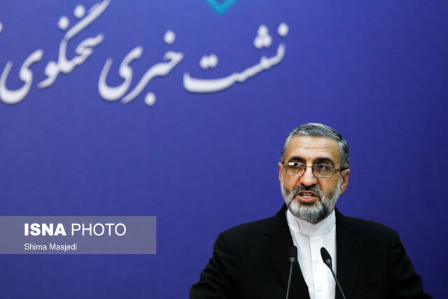 نماینده اراک در مجلس شورای اسلامی گفت که ارزش روز دارایی های صندوق ذخیره فرهنگیان بیش از یکصد هزار میلیارد تومان است لذا باید ارزش افزوده دارایی های صندوق در هر مقطع زمانی مبنای تصمیم گیری برای فرهنگیان باشد.