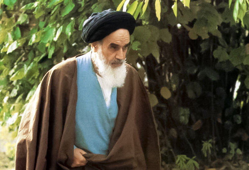 تمام مراتب هستی، تکمیل‌شده به نور است که امام خمینی به آن باور داشت