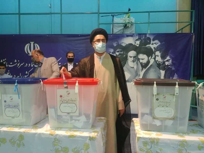سید یاسر موسوی خمینی رای خود را به صندوق انداخت