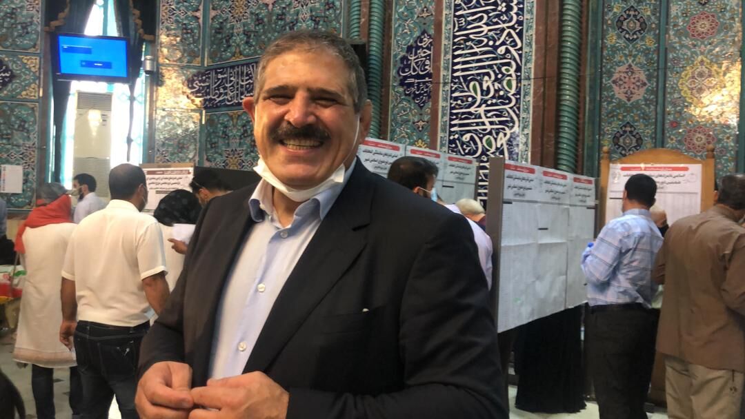 قهرمان پیشین المپیک ایران در پای صندوق رای حسینیه ارشاد