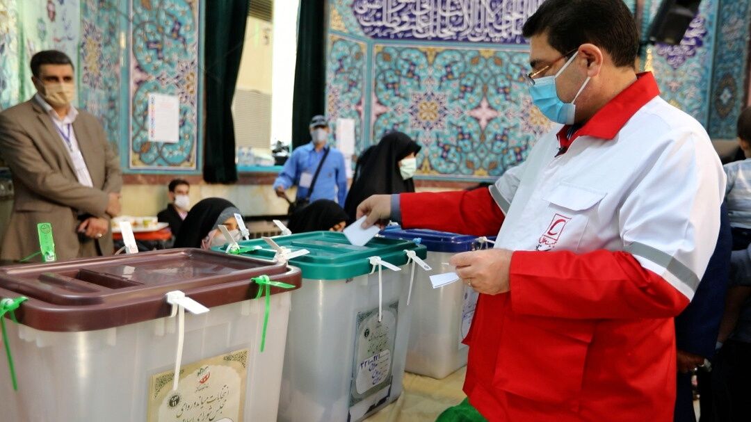 رئیس جمعیت هلال احمر پای صندوق رای حسینیه ارشاد