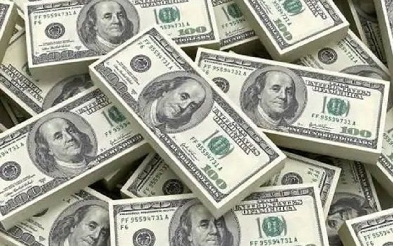 کاهش ۴۰۰ تومانی نرخ دلار در صرافی‌های بانکی