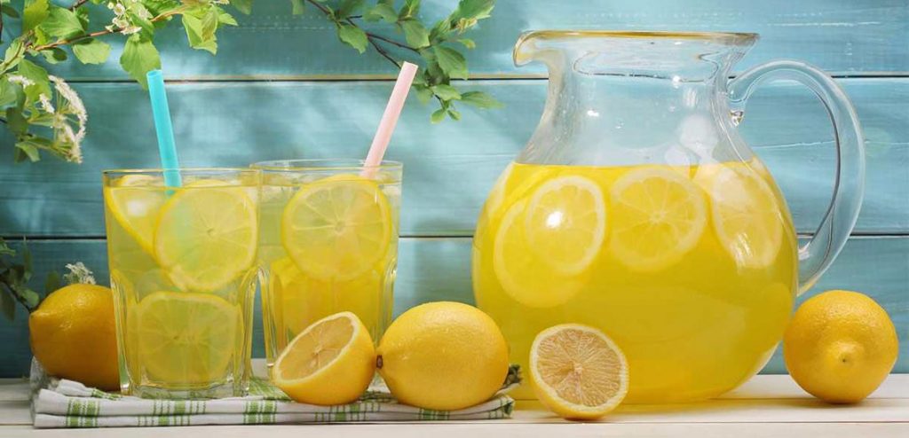 ۱۰ مزیت نوشیدن آب لیمو هر روز صبح