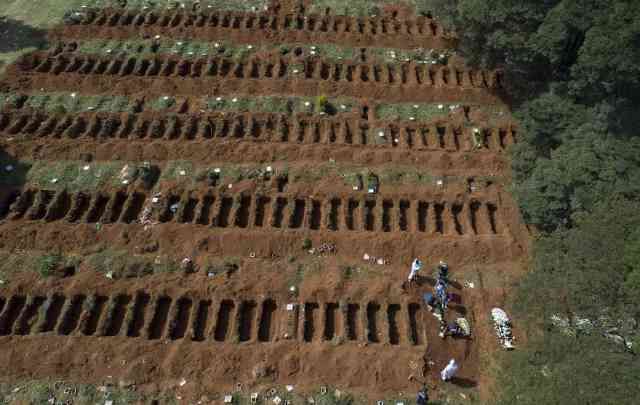 ویلا فورموسا برزیل، با قبرهای آماده برای قربانیان کرونا